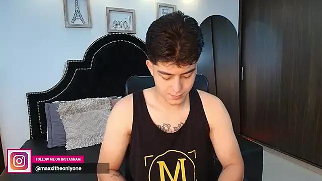 MaxxiCruz from StripChat is Freechat