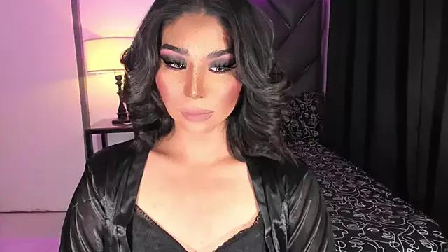 MaxxineMorenaTs from StripChat is Freechat
