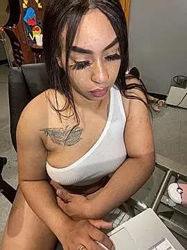 mellowyelloo from StripChat