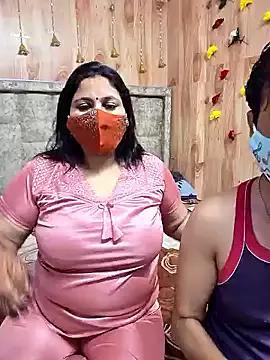 MOM-SUN-COUPLE from StripChat is Freechat