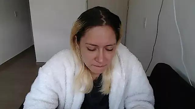 MommyMiaWs from StripChat is Freechat