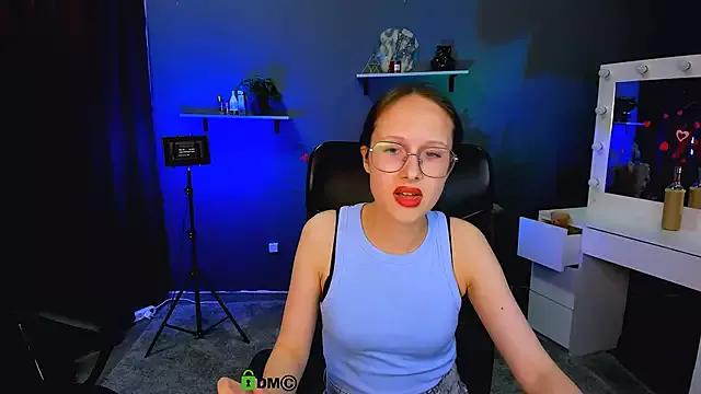 mona_cloud from StripChat is Freechat