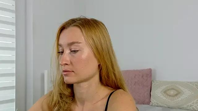 MysticRoxanne from StripChat is Freechat