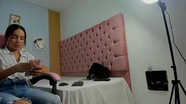 Naomis_35 from StripChat is Freechat