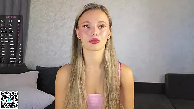 NaughtySeraphine from StripChat is Freechat