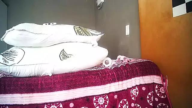 nicolebeeRoyalass from StripChat is Freechat