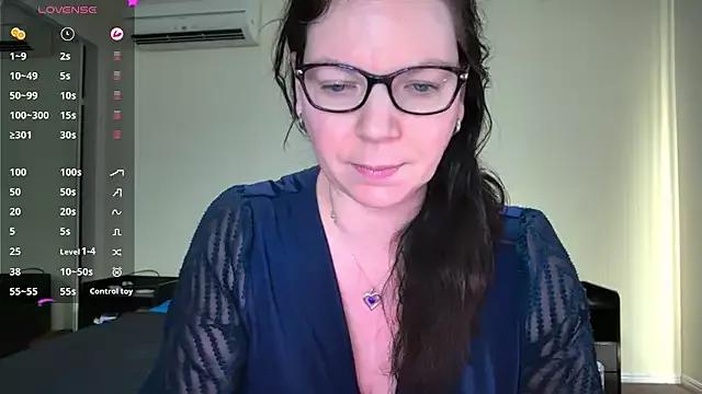PlayfulcurvyyMilf from StripChat is Freechat