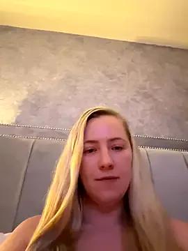 Pretty-Polly from StripChat is Freechat