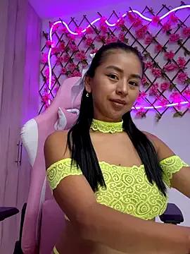 RaquelOficial from StripChat is Freechat