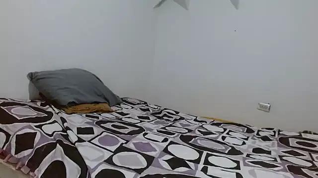 Rebecadiaz13 from StripChat is Freechat