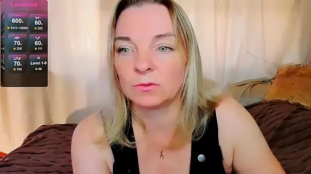 Regina__blue from StripChat is Freechat