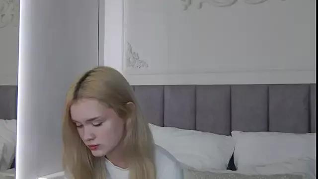 RemyFoxys from StripChat is Freechat