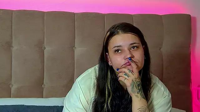 SaraOswald from StripChat is Freechat