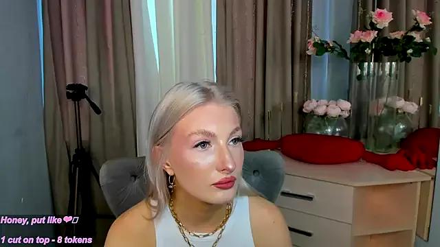 Sarrah_blush from StripChat is Freechat