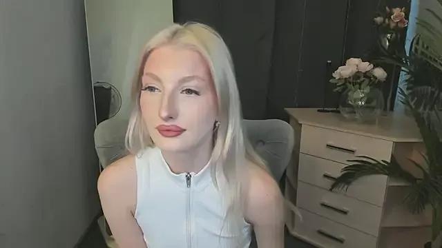 Sarrah_blush from StripChat is Freechat