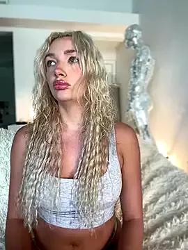 SerenaCloud from StripChat is Freechat