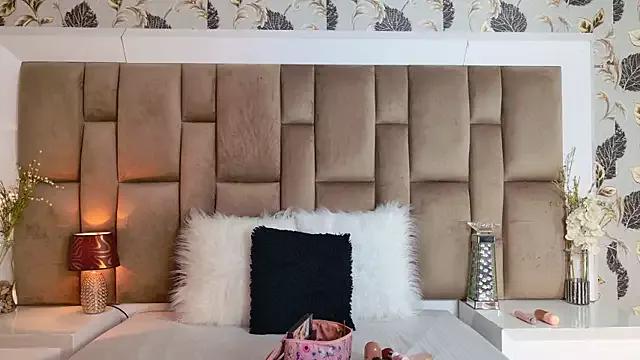 SerenaStone from StripChat is Freechat