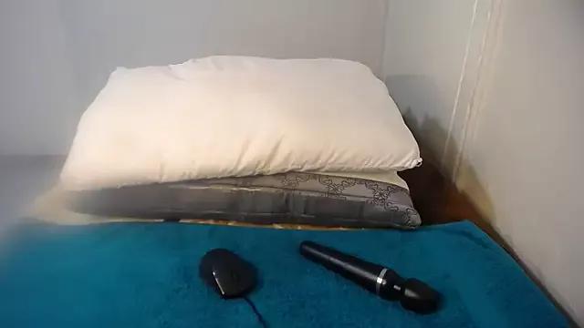 shy-lillyX22 from StripChat is Freechat
