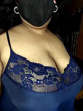 Smile-quien from StripChat is Freechat