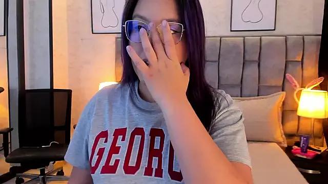 sweet--emily from StripChat is Freechat