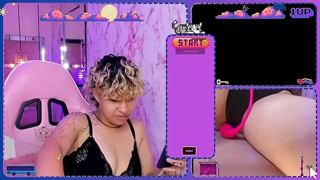 TaylorLeeh from StripChat is Freechat