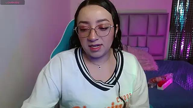 Viiolet_Rosse from StripChat is Freechat