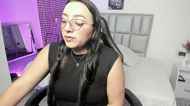 Viollet_rosse from StripChat is Freechat