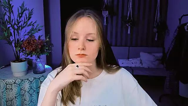 VivienLeeigh from StripChat is Freechat