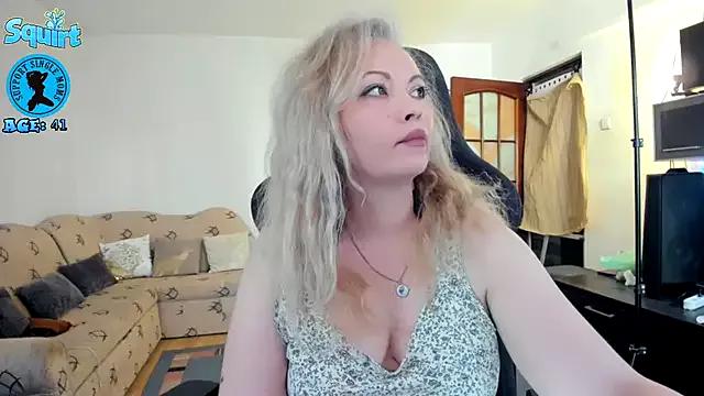 WhitneyLynn from StripChat is Freechat