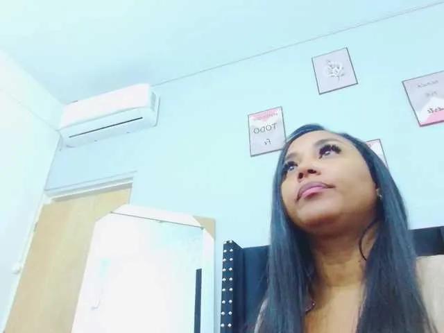 Offline colombiamommy on BongaCams