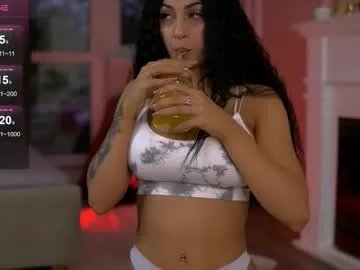 Freechat emahallee on Chaturbate