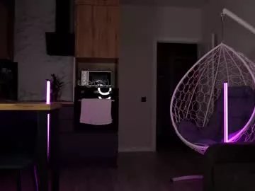 Freechat emilybatee on Chaturbate