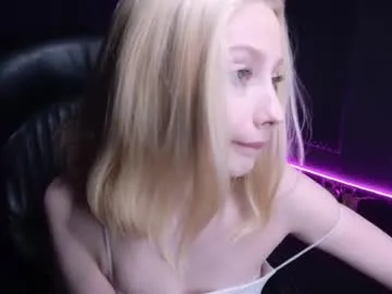 Freechat fluffy_cloude on Chaturbate