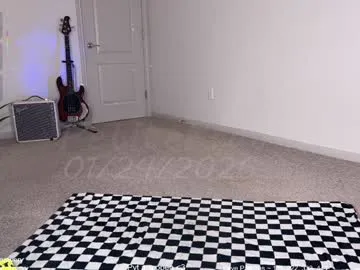 Freechat petitebrat on Chaturbate