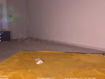 Freechat petitebrat on Chaturbate