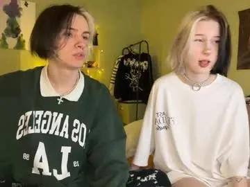 Freechat veryraretwins on Chaturbate