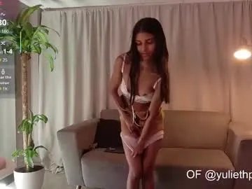 Freechat yuliethpetite on Chaturbate