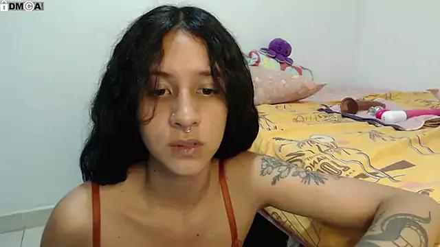AlinaWoolf_ on StripChat