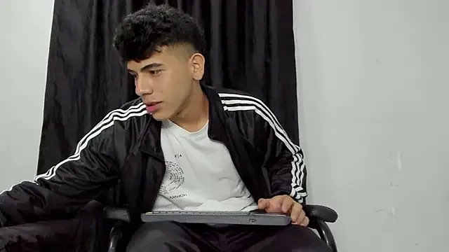 Freechat andrew_rose_ on StripChat