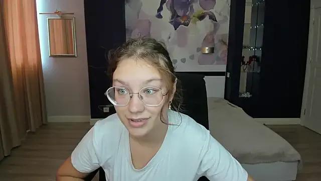 Avatar of AngelinaLow