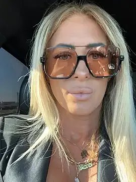 Freechat blondiluvsanal on StripChat