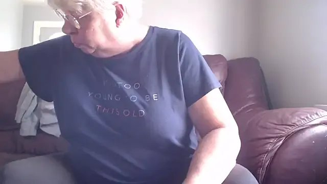 Freechat canadiancougar1965 on StripChat