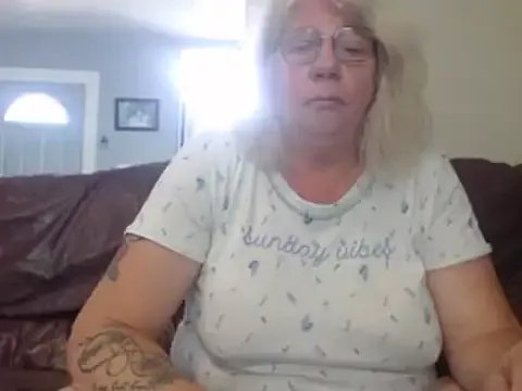 Freechat canadiancougar1965 on StripChat