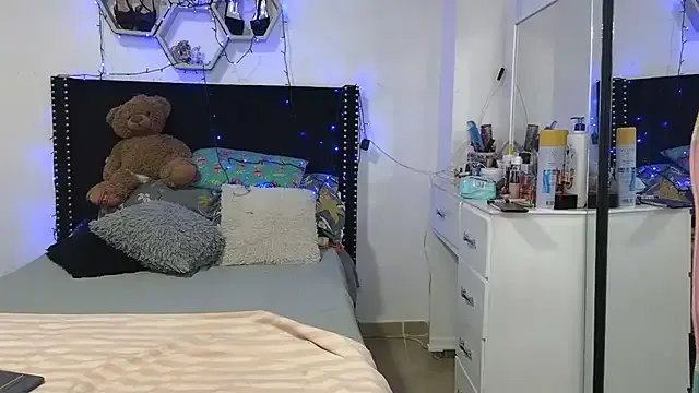 Freechat charlotte_077 on StripChat