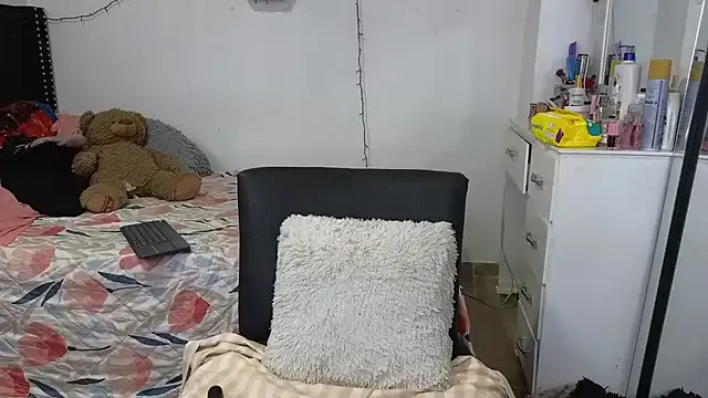 Freechat charlotte_077 on StripChat