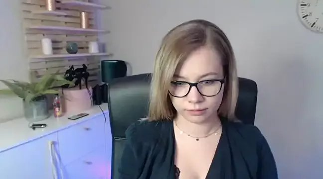 holly_xglam on StripChat 