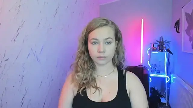 holly_xglam on StripChat 