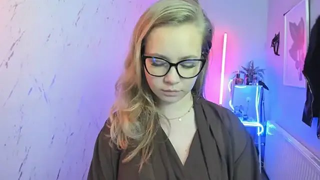 holly_xglam on StripChat 