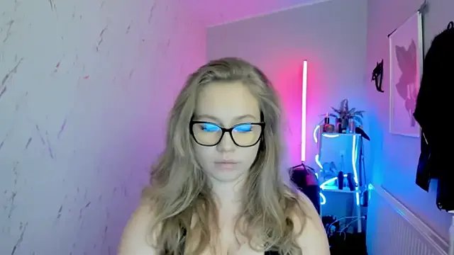 holly_xglam on StripChat 