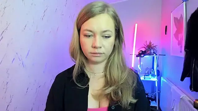 holly_xglam on StripChat 